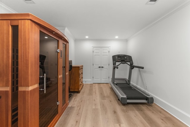 workout area with light wood-style floors, baseboards, ornamental molding, and recessed lighting