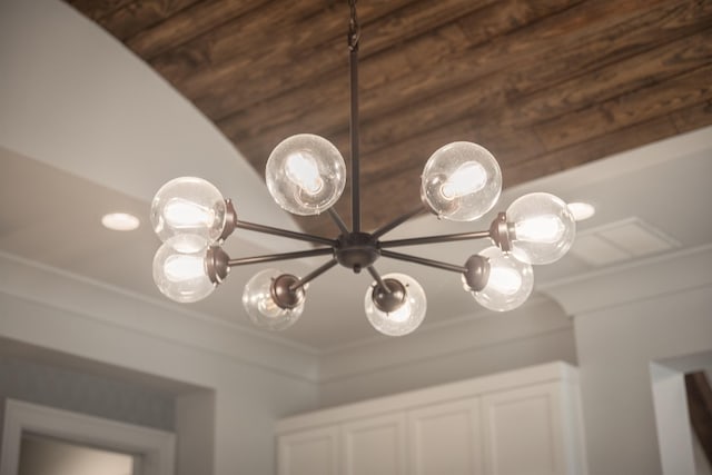 1010 Thorton Crk, Greensboro, GA 30642 - detailed view of ornamental molding