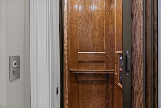 room details with elevator