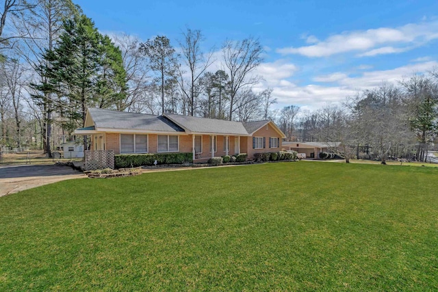 single story home featuring a front lawn