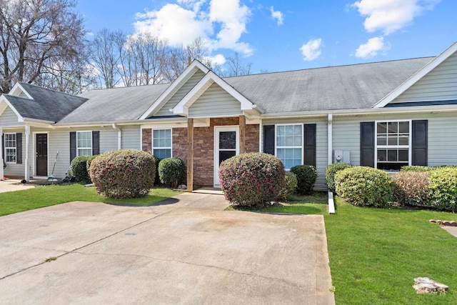 view of front facade featuring a front lawn and a shingled roof