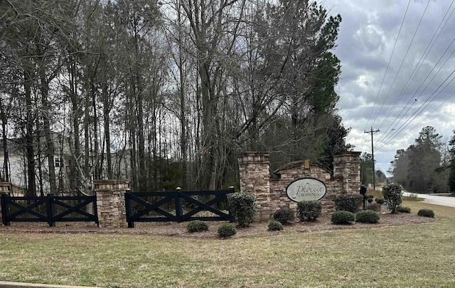 community sign featuring a yard and fence