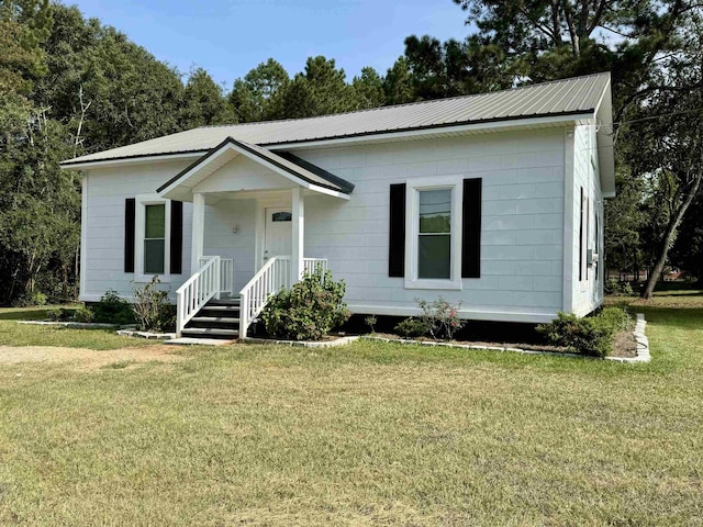 view of front of home featuring a front lawn