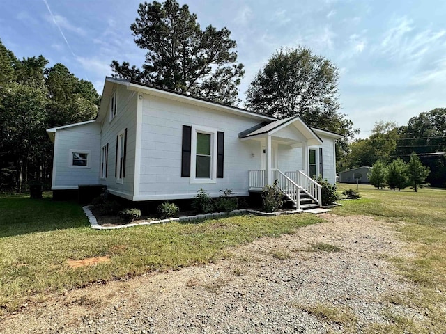 view of front of property featuring a front lawn