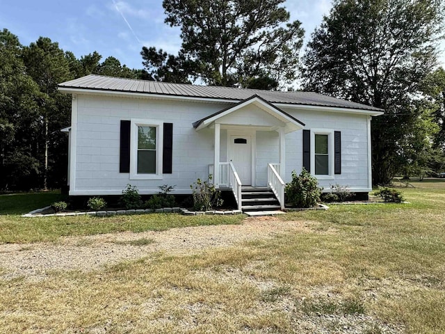 view of front of home featuring a front lawn