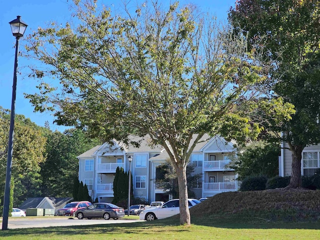 view of front facade with a front yard