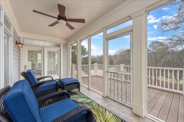 sunroom with ceiling fan