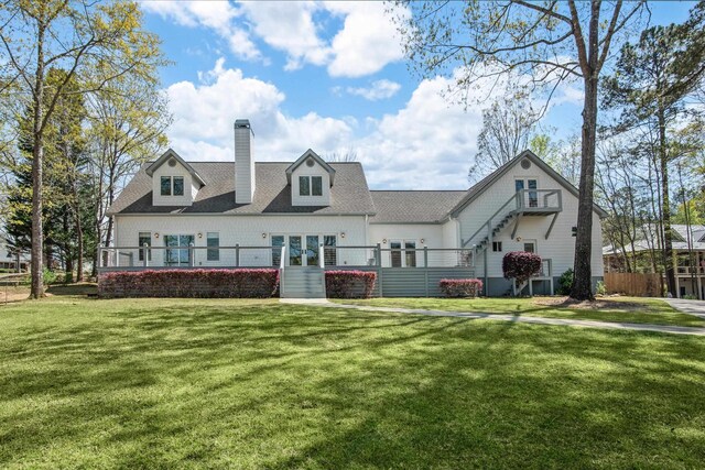 view of front of property featuring a front lawn