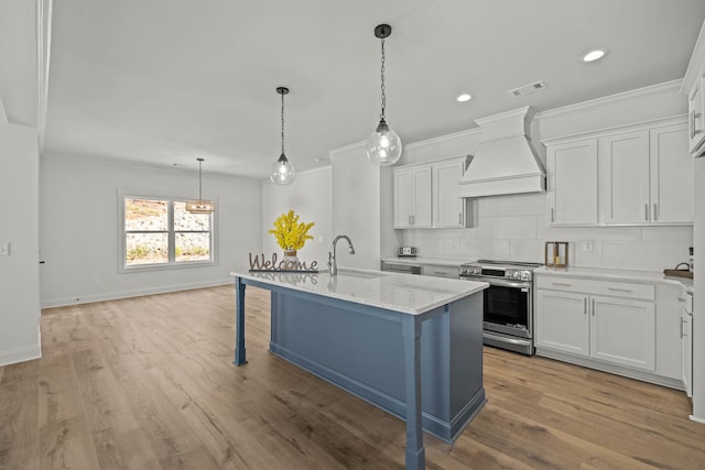 kitchen featuring stainless steel electric stove, custom range hood, visible vents, decorative backsplash, and a sink