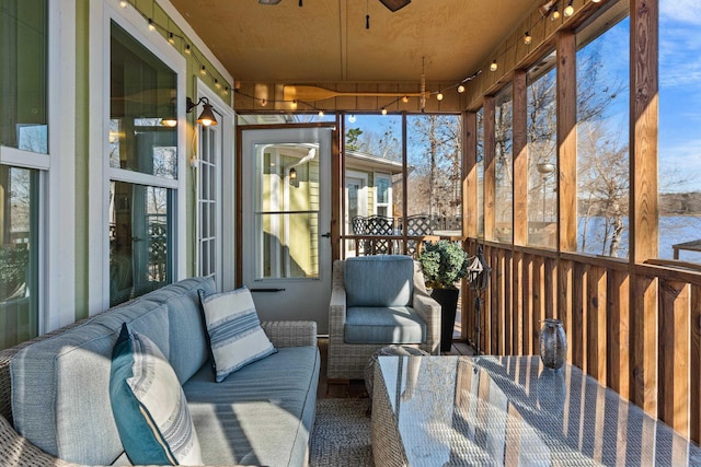 sunroom / solarium featuring a ceiling fan