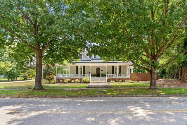 view of front facade featuring a front yard and a porch