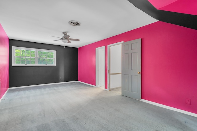 carpeted empty room featuring ceiling fan