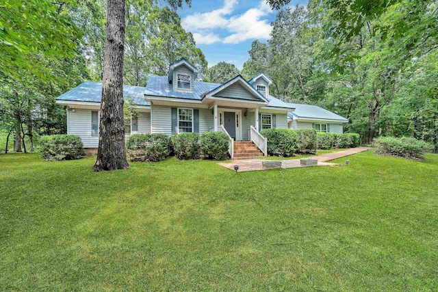 view of front of property featuring a front yard