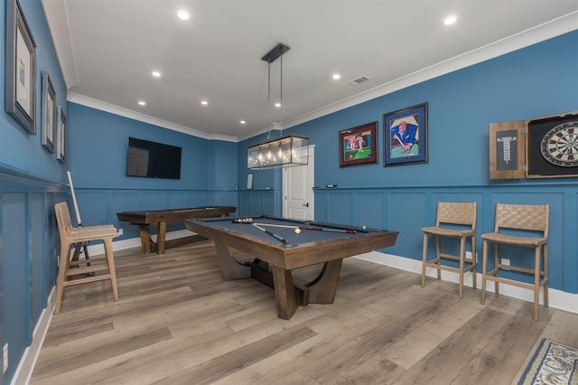 rec room featuring crown molding, billiards, and light hardwood / wood-style floors