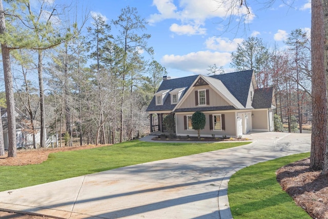 view of front facade with a front lawn