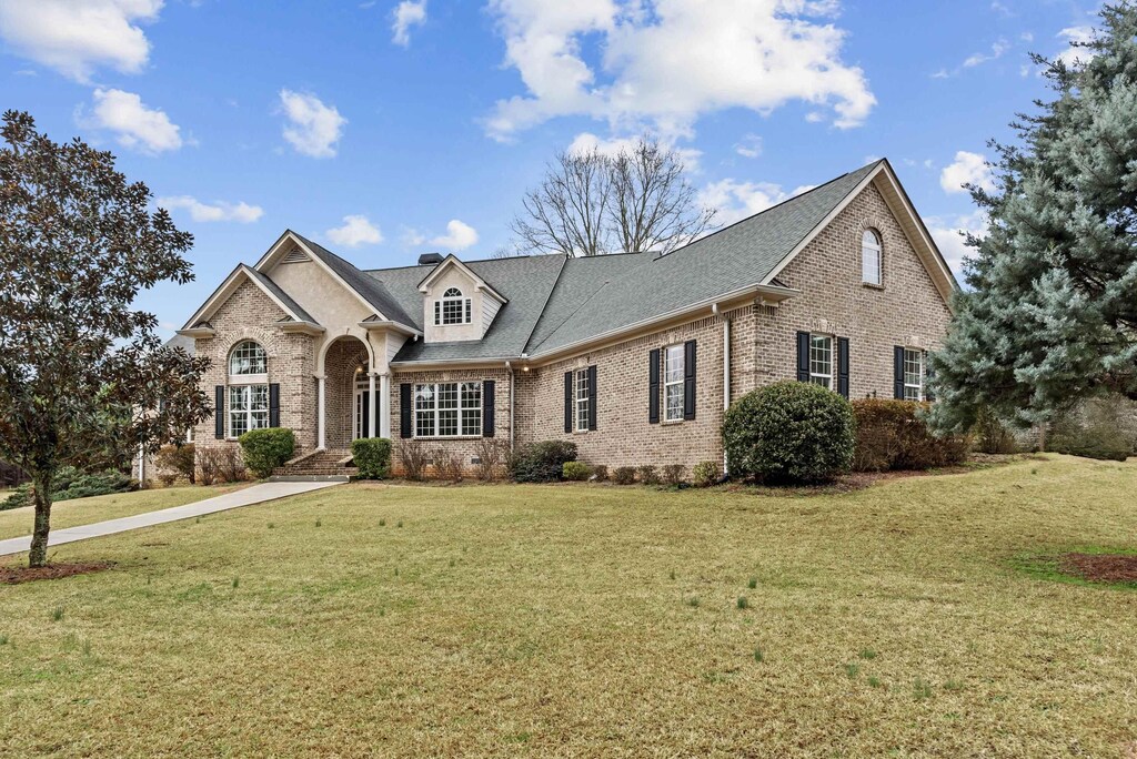 1081 Midway Rd, Madison, GA 30650 - view of front facade with a front lawn