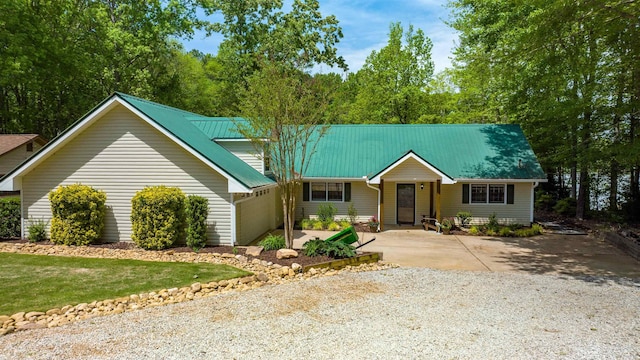 view of front of property with a front yard