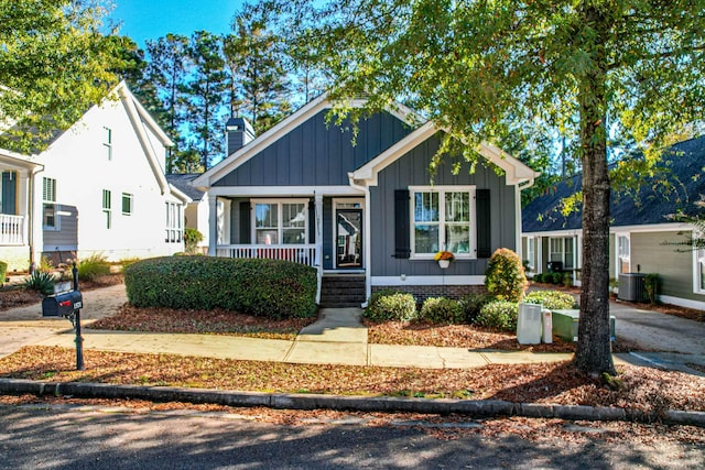 view of front facade featuring a porch and central AC unit