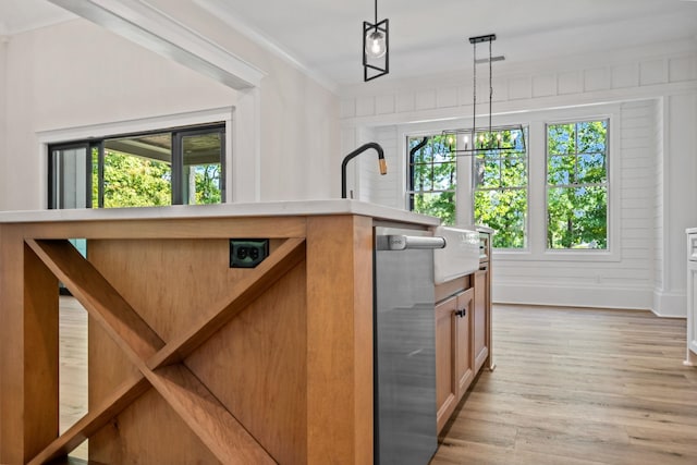 kitchen with crown molding, an inviting chandelier, decorative light fixtures, and light hardwood / wood-style floors