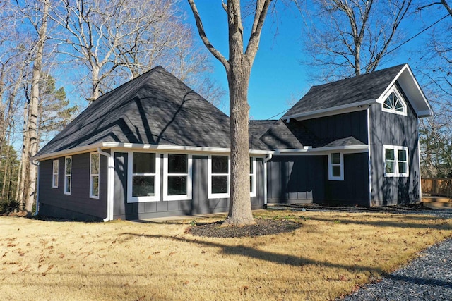 view of front of home featuring a front lawn