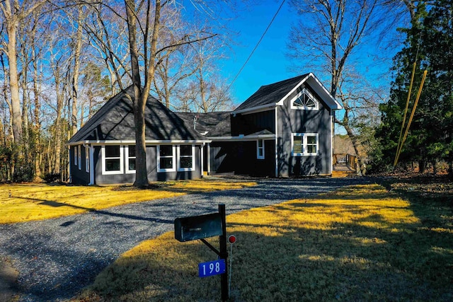 view of front of home featuring a front yard