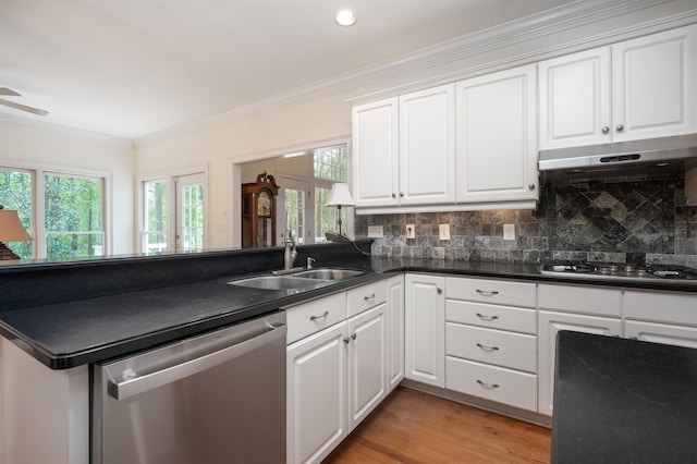 kitchen featuring sink, white cabinetry, stainless steel appliances, tasteful backsplash, and ornamental molding