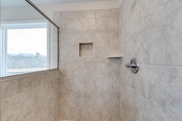 bathroom featuring a tile shower