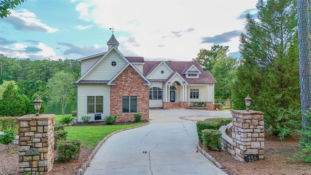 craftsman house with a front lawn