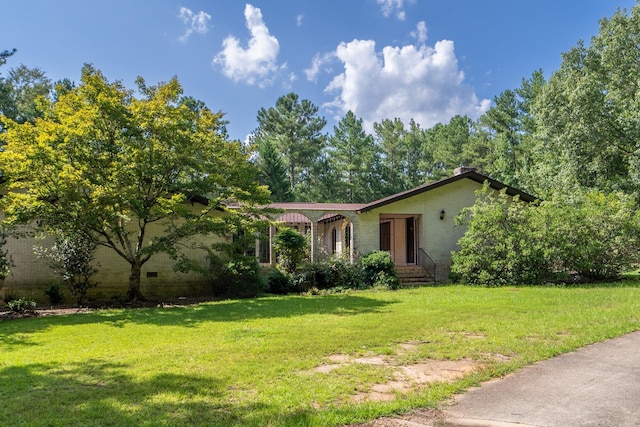 view of front of home featuring a front lawn