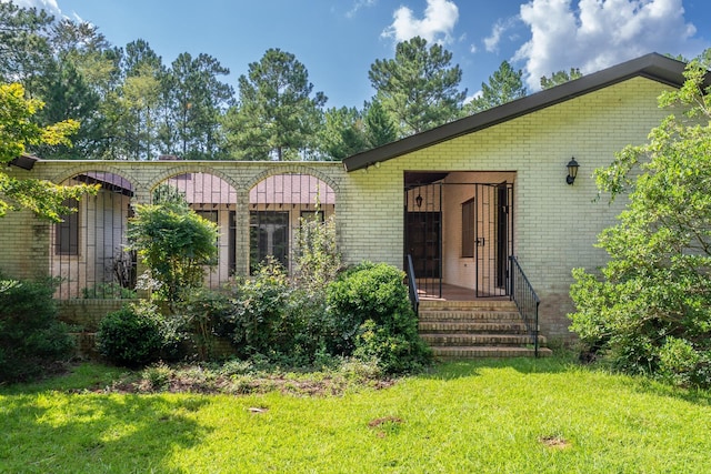 view of front of home featuring a front lawn