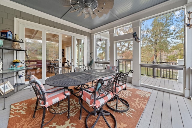 sunroom featuring ceiling fan