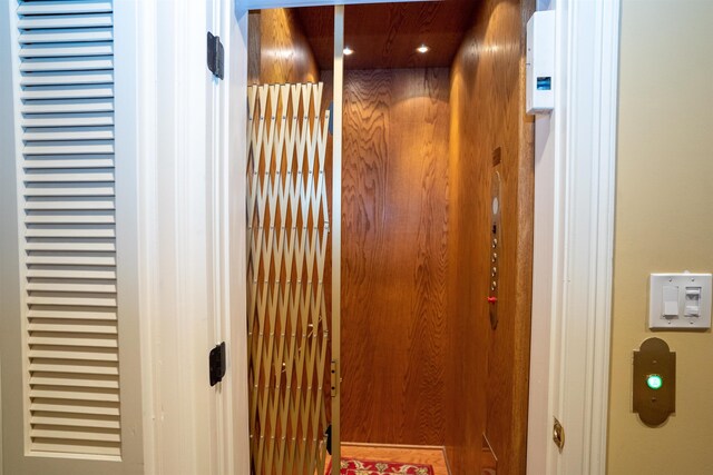 room details with elevator