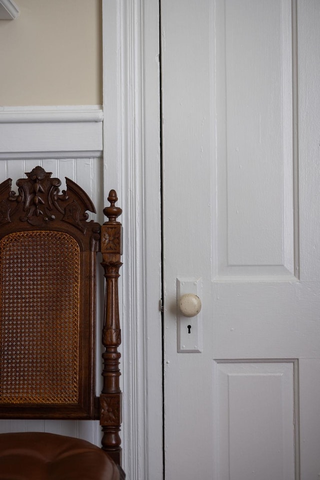 406 Madison Ave, Eatonton, GA 31024 - detailed view of a decorative wall and a wainscoted wall