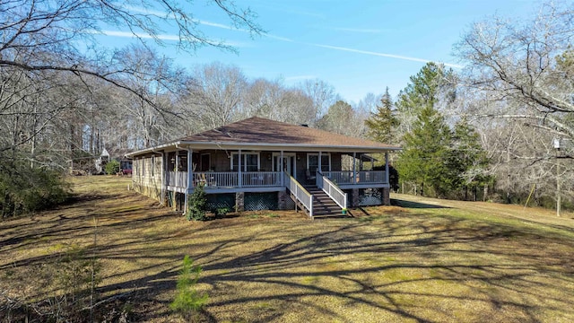 farmhouse featuring a porch and a front lawn