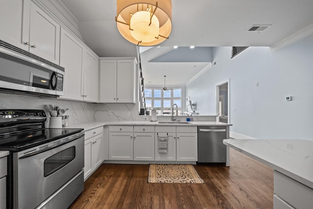 112-UNIT309 Indian Summer Path, Eatonton, GA 31024 - kitchen featuring stainless steel appliances, a sink, dark wood-style floors, a peninsula, and white cabinets