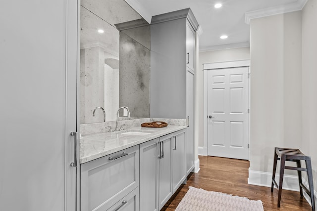 1140 Plantation Point Dr, Greensboro, GA 30642 - full bath featuring crown molding, wood finished floors, vanity, baseboards, and recessed lighting