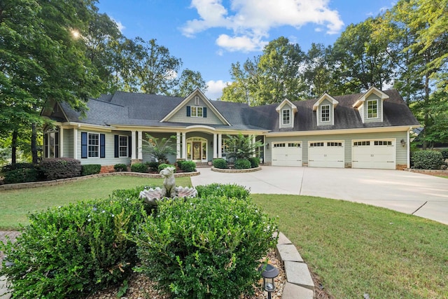 view of front facade featuring a front lawn