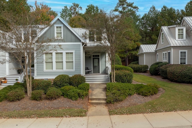 view of front of house featuring a front lawn