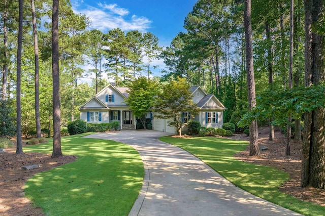 view of front of property featuring a front yard