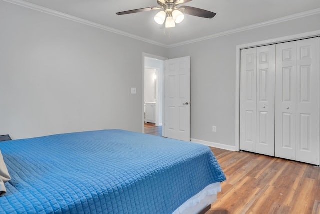 bedroom with hardwood / wood-style flooring, ornamental molding, ceiling fan, and a closet