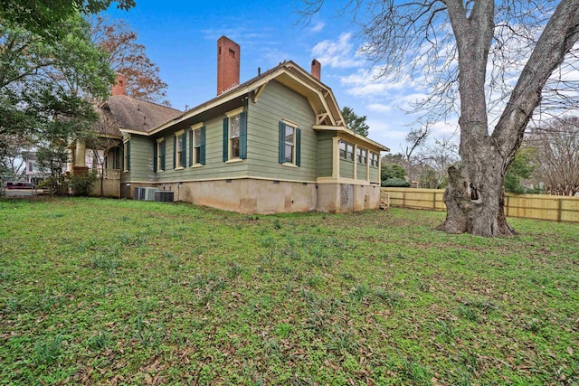 view of side of property featuring a yard