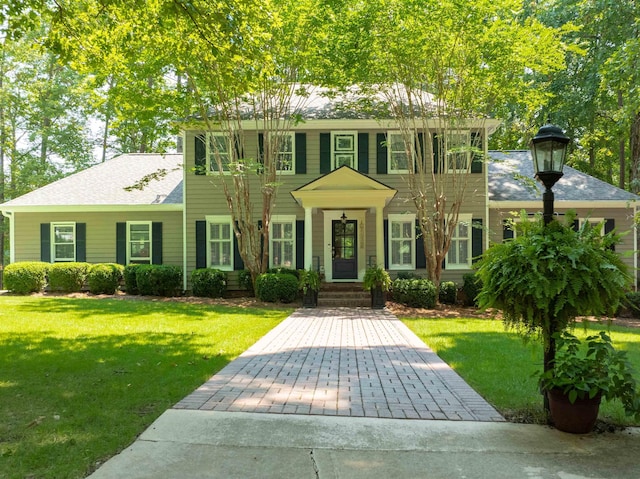 colonial inspired home featuring a front yard