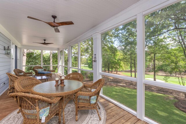 sunroom with ceiling fan