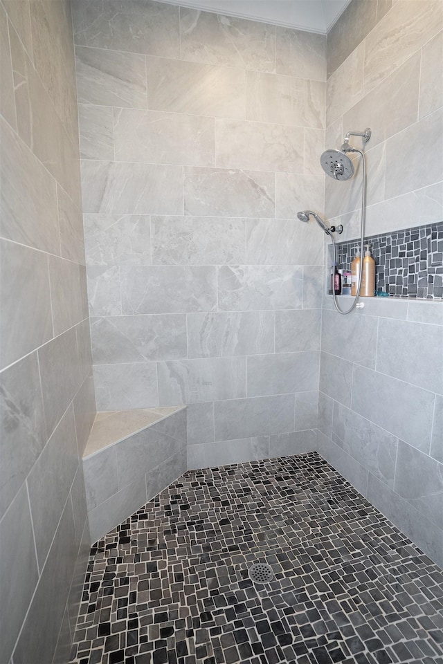 bathroom featuring a tile shower