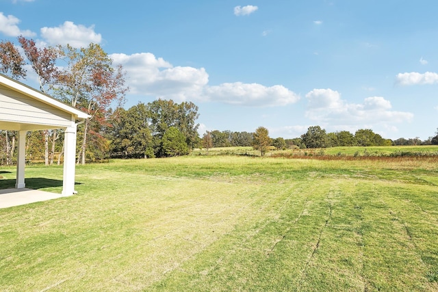 view of yard featuring a rural view