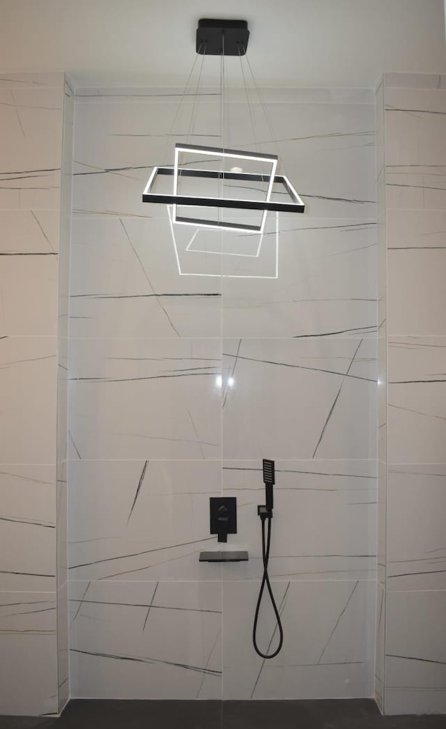 room details featuring a tile shower