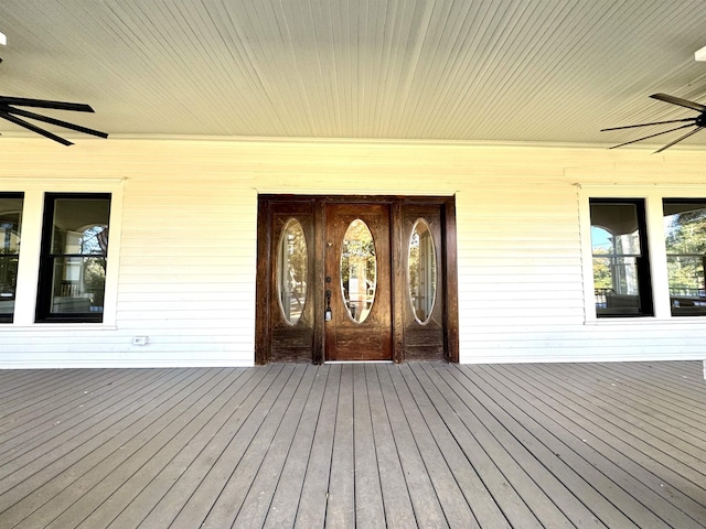 property entrance with ceiling fan and covered porch