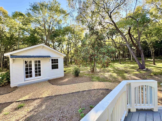 view of yard featuring an outbuilding