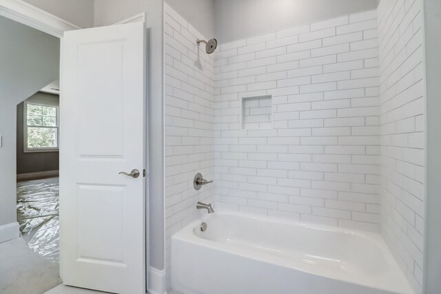 bathroom featuring tiled shower / bath combo