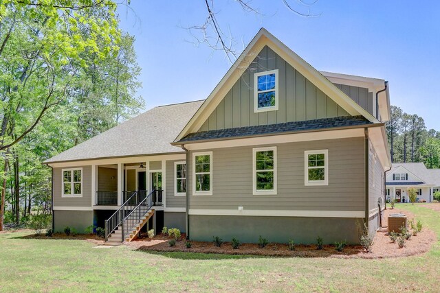 view of front of house featuring a porch and a front yard